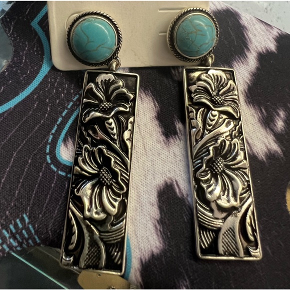 Beautiful, western inspired turquoise silver tone earrings in WT - Picture 1 of 1